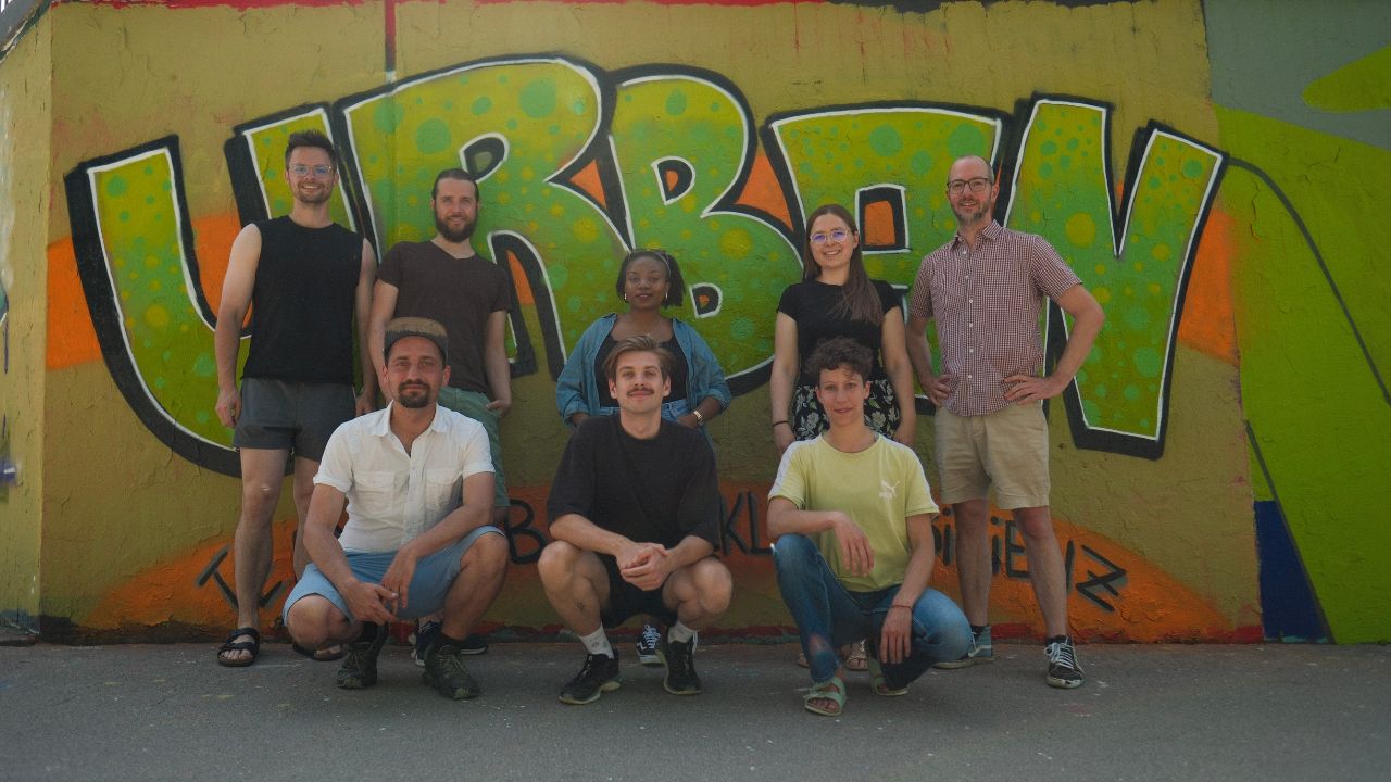 Gruppenfoto Lehrstuhl für urbane Klimaresilienz: v.l.n.r Dr. Sebastian Purwins, Rouven Kaiser, Triphine Ainembabazi, Alena-Marie Unglert, Dr. Prof. Markus Keck, Vincent Göhlich, Markus Huber, Merle Müller-Hansen
