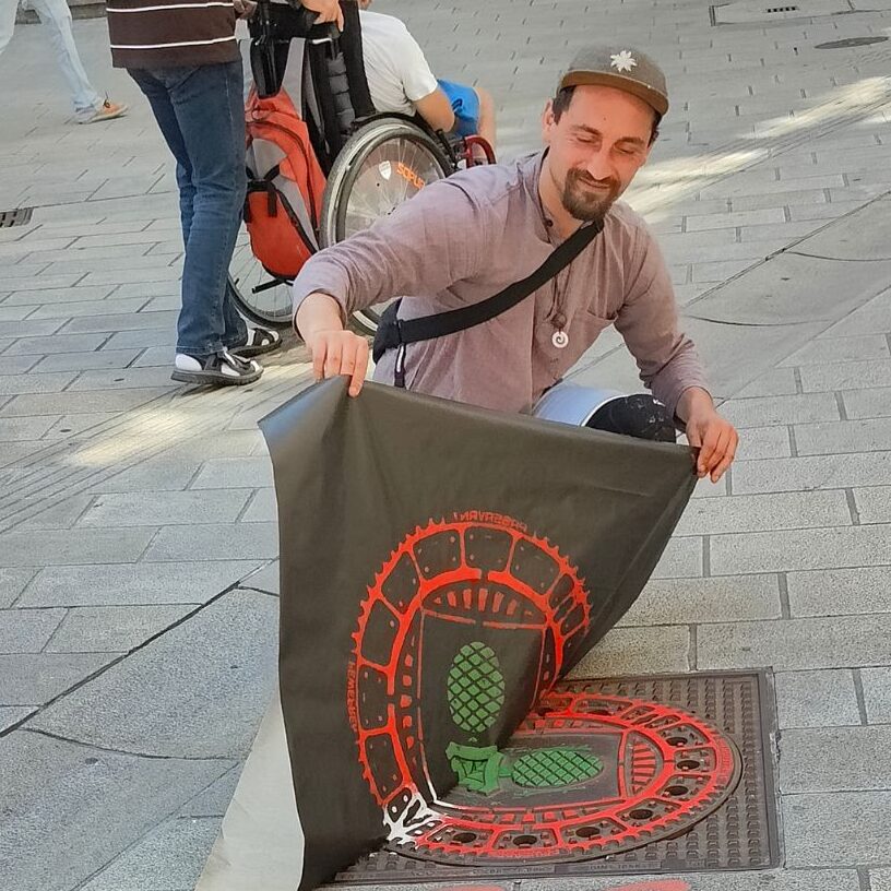Streetart Künstler Erwa.One bietet für die neue Kulturgeographie eine Print the City Intervention als Exkursion an, welche Teil seiner urbanen Kunst Methodik ist.